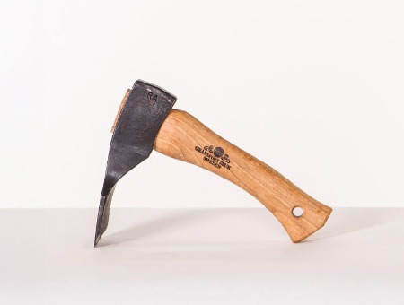 Gränsfors Tømmerbile modell 1900 – tradisjonell lafteøks for lafting og tilhogging av stokker, lafteverktøy med rett skaft og blad parallelt med skaftet.